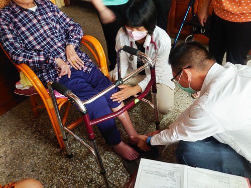 关怀失智长者 花莲门诺医师分享老母亲照护心得