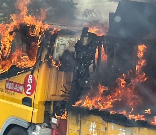 國1彰化段工程車突陷火海竄黑煙 駕駛跳車逃生