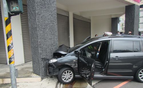 閃車失控撞民宅柱子 休旅車駕駛及乘客受傷送醫