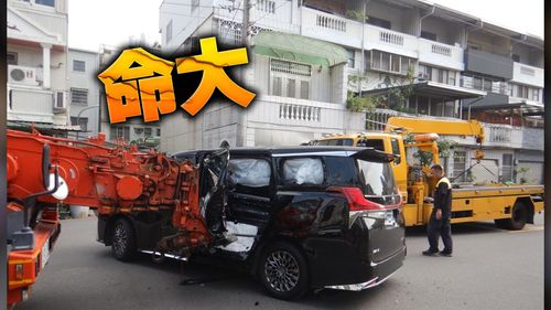 300萬商旅車遭吊車側撞!吊臂「放進去一下下」 害駕駛與死神擦肩