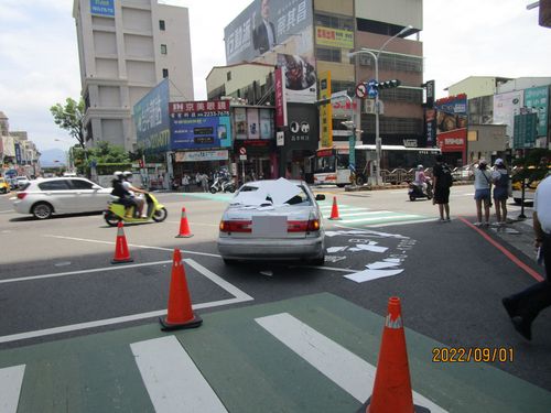 大風吹!廣告物從天而降 砸碎轎車擋風玻璃