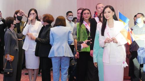 拿青天白日紅旗上台被擋「就妳不准上」！　台灣佳麗台下哭翻影片曝光