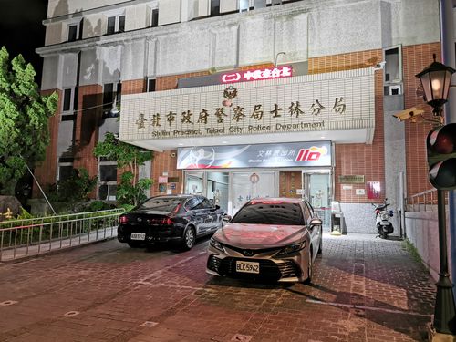 北市街友頂樓亂擲石塊　歸剛欸！差點砸傷路人