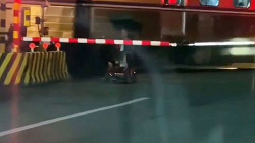 阿北駕電動代步車誤闖平交道　阿娘喂！民眾直擊驚呼太危險啦