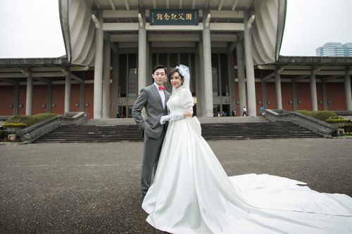 康茵茵國父紀念館披白紗拍結婚照 擺出蓮花指超復古