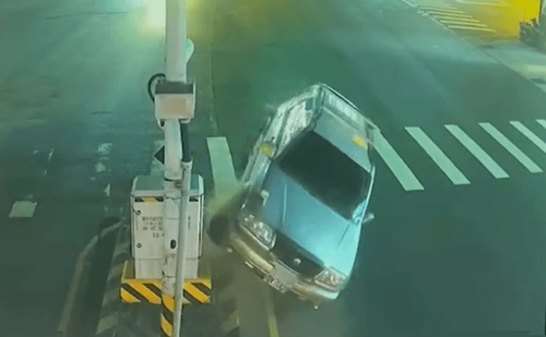 自撞片｜台中男駕休旅車逆向「騎上」分隔島　原因曝光！不值得同情