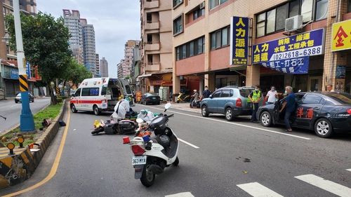疑路口迴轉不慎釀禍 2騎士噴飛手腳骨折濺血