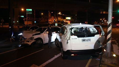 撞擊畫面！台中2車路口撞一起翻滾一圈　6人受傷