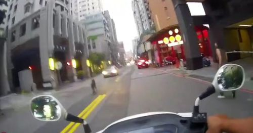 賣擱照!台中警騎車鬧區狂追、無線電頻呼叫 目標是超兇的牠