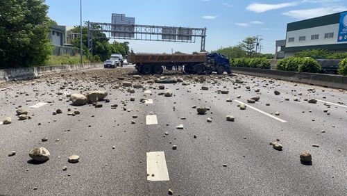 國1台中段砂石車車禍 霸占3車道釀回堵