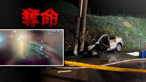 萬里轎車撞電線桿起火 駕駛受傷、乘客慘遭燒成焦屍