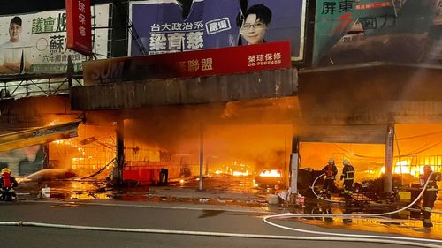 烈焰影片!屏東火警爆炸聲不斷 中山路黃昏市場4屋陷火海