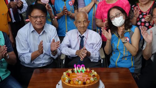 屏東百歲人瑞確診康復　歡慶重陽！潘孟安餵蛋糕掛金牌