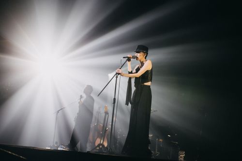 陳珊妮高雄開唱強碰田馥甄 神祕人獻花淚灑舞台