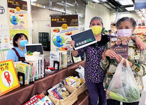 新北圖書館迎世界糧食日 菜市場設「精神食糧」快閃書攤