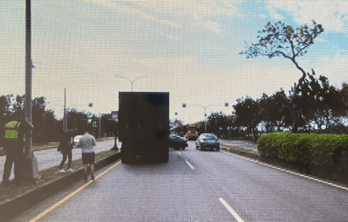 閃過工程車卻躲不過聯結車 碰!轎車車身刷一排波浪狀