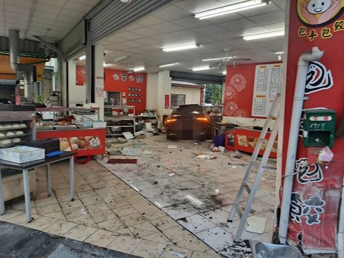 小客車「精準射門」撞進包子店廚房　設備全毀這下賠慘了