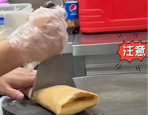 料太多錯了嗎?中國女買小吃「煎餅果子」 吃完隔天下巴悲劇了