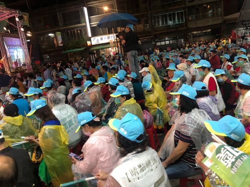 藍、綠營為動員遊覽車造勢吵翻天　鄭寶清痛批：狗咬狗一嘴毛