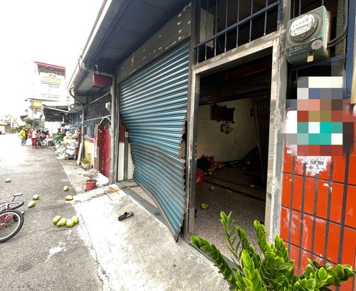 台南2男爆口角翻臉!尋仇方式讓人傻眼 開車互撞對方家鐵門