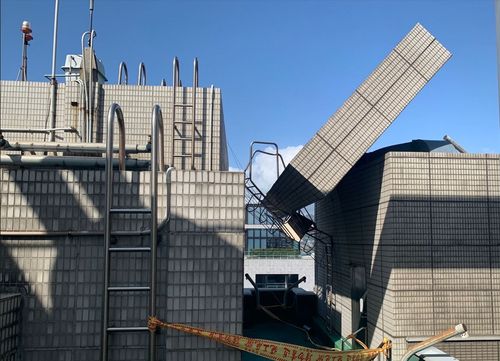 27年運研所舊大樓也傳災情　頂樓排氣板震歪「懸空45度」