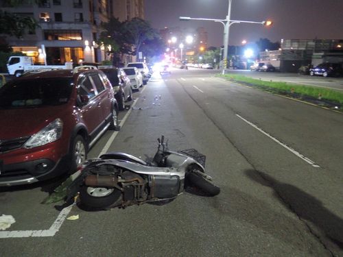 騎機車自撞路邊兩輛車身亡　男子抽血酒精濃度超標