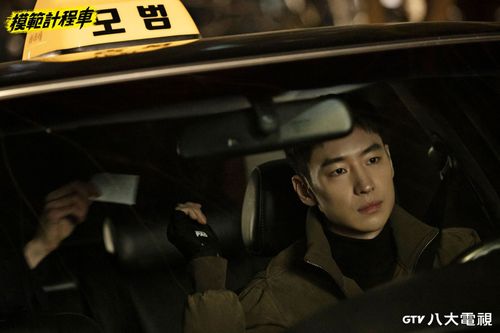 李帝勳台北街頭現蹤!帶《模範計程車》班底路上趴趴走