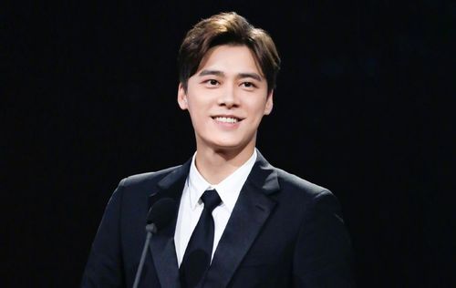 李易峰偏愛救風塵安慰賣身救父女孩 爽完叫妹子騎YouBike回家