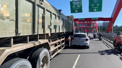 疑變換車道不慎釀禍 八里關渡橋轎車擦撞砂石車