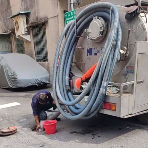 从北臭到南!不肖业者沿路滥倒水肥进住宅区水沟 臭翻高雄遭活逮