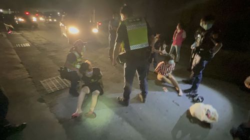 獨家直擊｜廂型車沒開燈跑給警追　2男棄車逃丟包3女遭逮