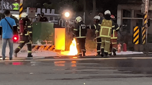 儲油槽閥門損壞 台東加油站汽油外溢起火!警消緊急噴灑泡沫封路