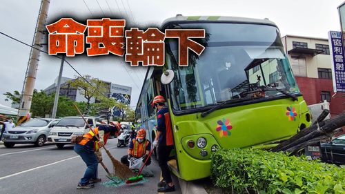 新北公車閃機車失控衝上分隔島　男騎士遭輾身亡