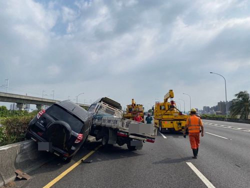 國1台中路段2車擦撞　「騎上分隔島」相疊！釀車流回堵2公里