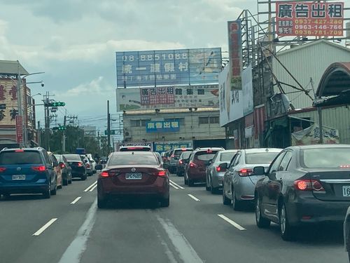 每小時2100車往墾丁 屏東最複雜路口又塞了