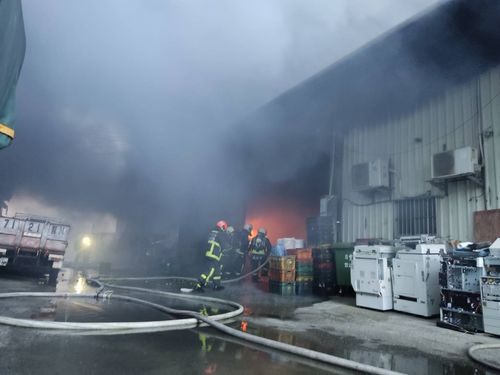 颱風助勢 台中工廠大火燒4廠房80警消搶救