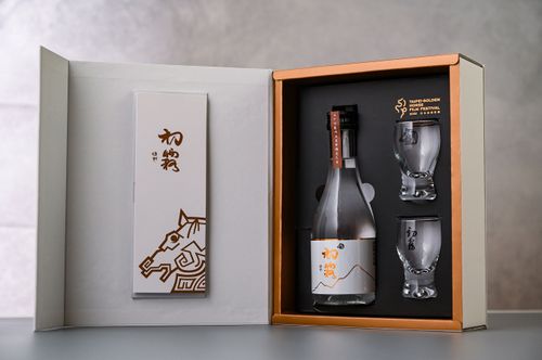 進軍金馬獎!貴賓贈禮「初霧燒酎」餘韻回甘 平面包裝設計出自2中學生