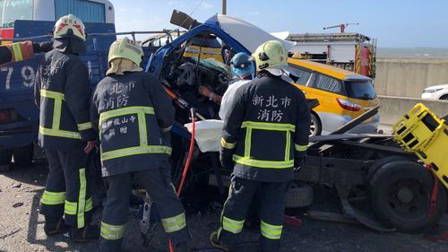 台61線4車連環撞2人受傷 疑拖吊車未保持安全車距釀禍