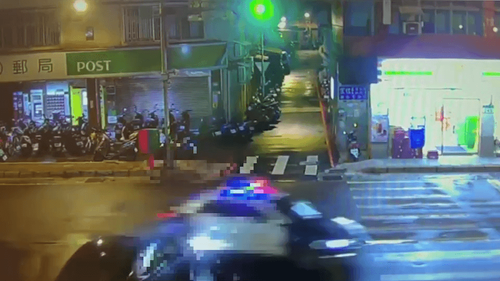 警車趕現場闖紅燈遭撞 新莊分局:要求警員恪遵交通法規