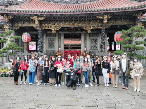 國境開!泰國首發團來台第一站到龍山寺參拜 直呼「就像四面佛」