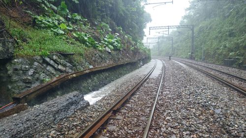 雨彈來襲!台鐵「十分-菁桐」雙向中斷 5車站受阻