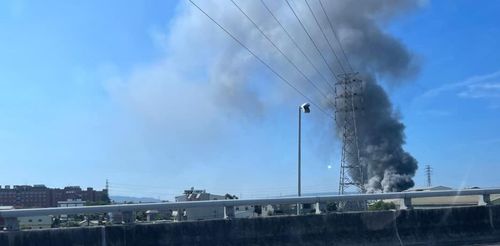 台中鐵皮工廠陷火海　國道直擊！「黑龍」竄天延燒1小時