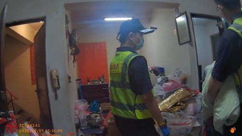 虛弱婦反鎖房內痛苦哀嚎　勇警破門搶救送醫