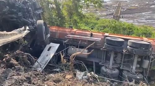 砂石車撞進台鐵路線！　大里＝福隆南下、北上列車延誤