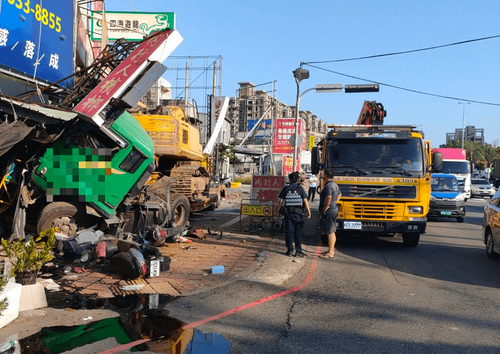 畫面曝光｜台中聯結車煞不住撞進檳榔攤　駕駛跳車保命