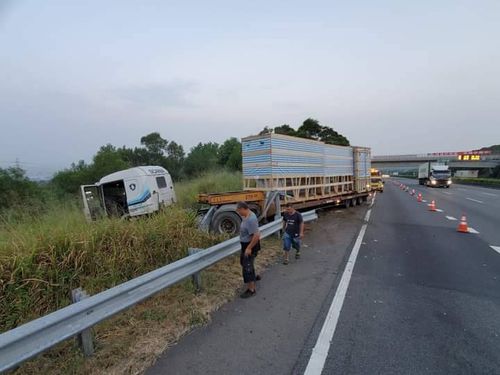 國三台中段聯結車失控衝破護欄 外線封閉2小時