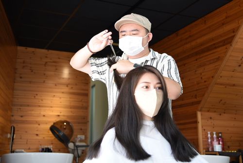八年級髮型師靠這招圓夢 提供「售後服務」!疫情下業績逆向成長