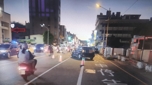 連報案都省了!中市休旅車撞機車 巧在警局門口