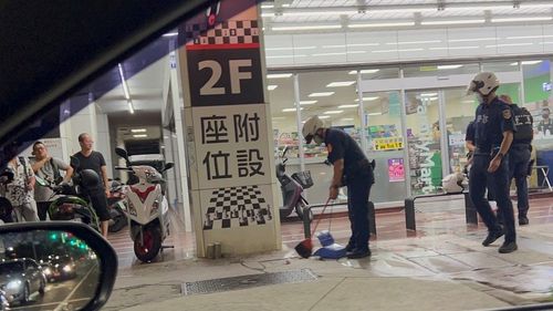 女子買刀血濺超商嚇傻店員　高雄警灑掃洗刷助清恐怖現場