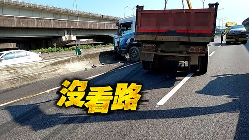 國1北上32K聯結車撞小轎車 疑前方回堵煞車不及釀禍